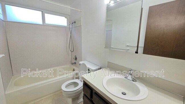 Building Photo - 2870 SE Colusa Ave