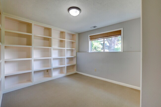 Building Photo - 801 N Haines St