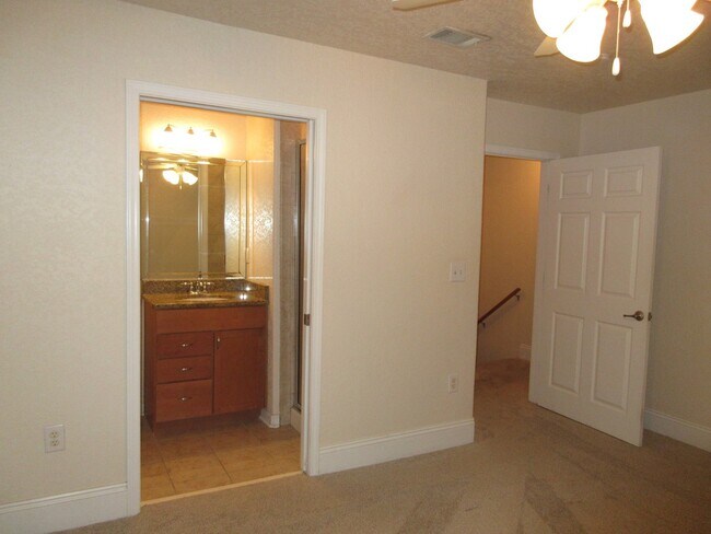 Building Photo - Great Townhome near Downtown