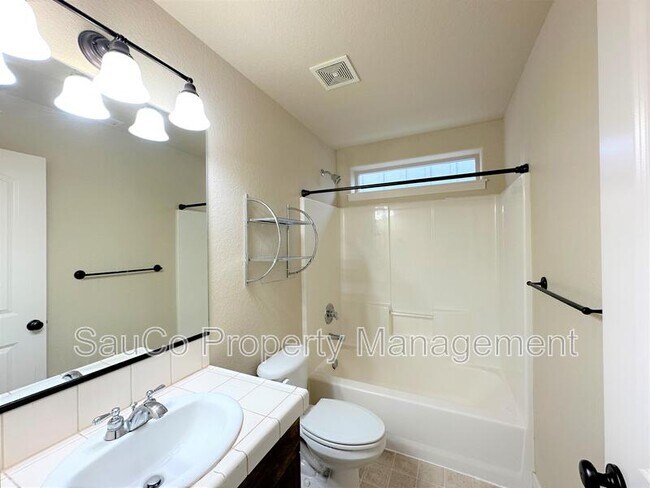 Building Photo - 727 NE 65th Ct