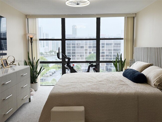 Building Photo - 800 Parkview Dr