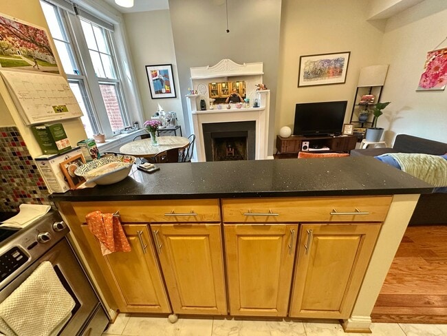Building Photo - Dupont's Tree Lined Church Street 2 bedroom/1Bath Condo with Deck and Parking!