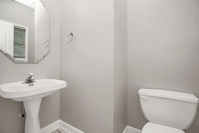 Building Photo - Charming 3BD/2.5BA Home in Crosswinds Community!
