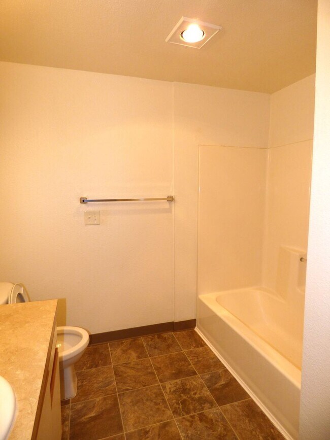 Building Photo - Rent Special: FREE June's Rent - 2 Bedroom 1 Bath Unit NE Salem!