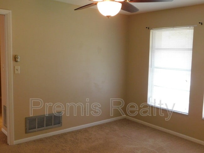 Building Photo - 1840 Oak Forest Dr W