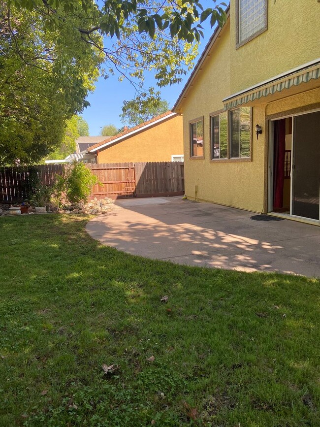 Building Photo - Large 4 bdrm 3 bath in Broadstone