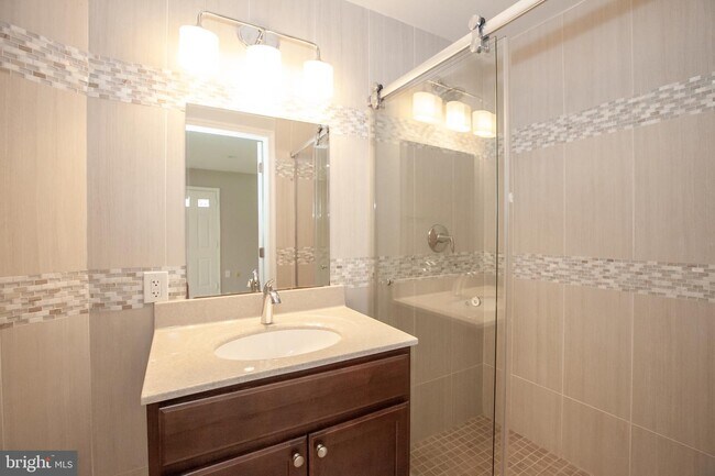 Building Photo - 2533 Hillsman St