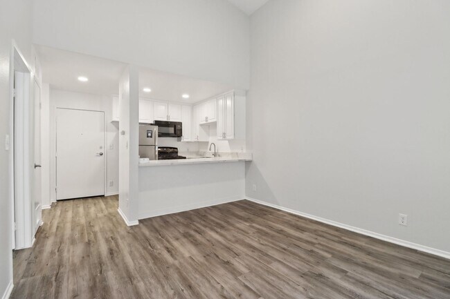 Interior Photo - 311 South New Hampshire Avenue