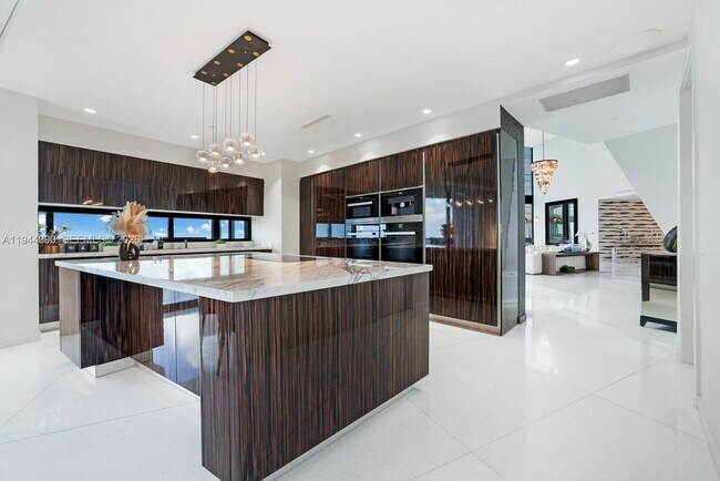 Building Photo - 18555 Collins Ave