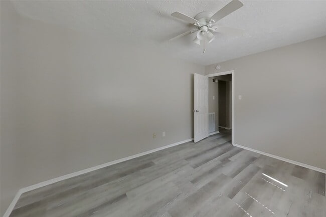Building Photo - 3815 Regency Dr