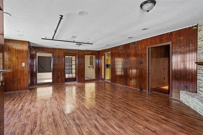 Building Photo - 2106 Allred Dr