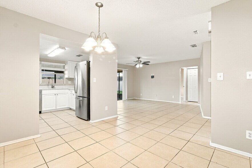 Building Photo - 948 16th Ln
