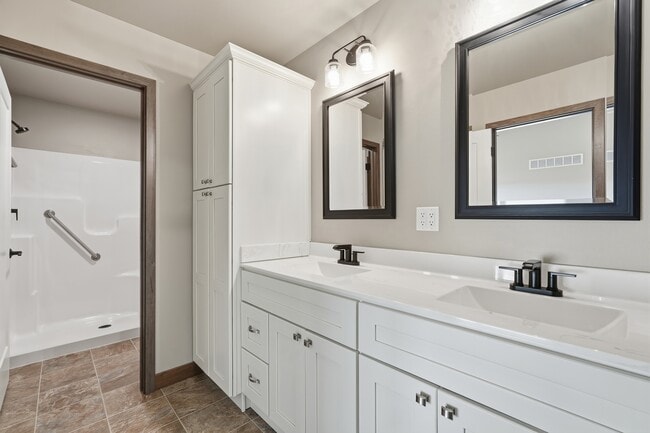 Building Photo - 720 Creekside Dr