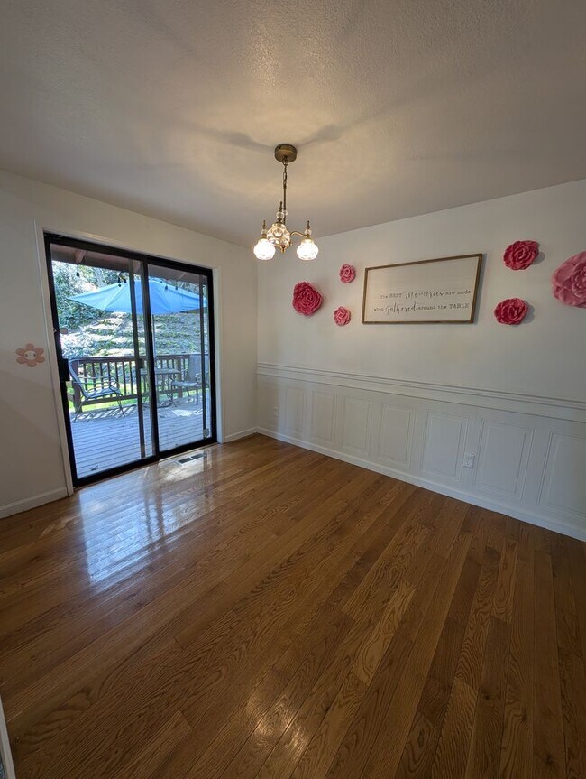 Building Photo - Tracyton Stunner! Available Now! 1/3 Acre FULLY Fenced.