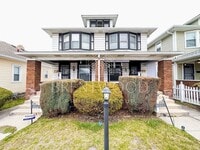 Building Photo - Charming 3-Bedroom Home with Modern Kitche...