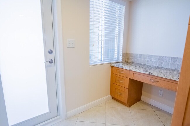Building Photo - 300 E Royal Palm Rd