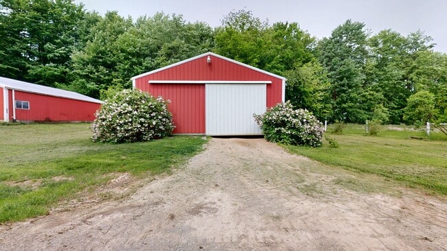 Building Photo - County living with pond & out buildings