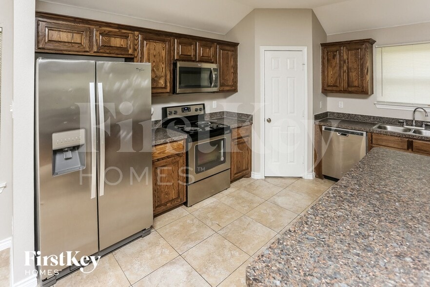Building Photo - 623 Hilton Dr