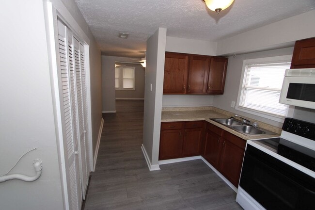 Building Photo - Quaint 2 Bedroom 1 Bathroom Ranch