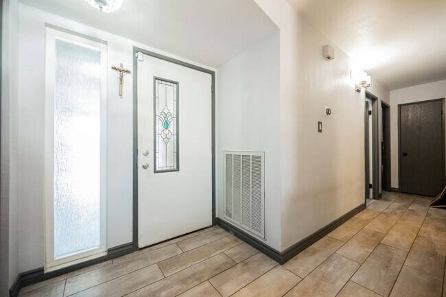 Building Photo - No HOA- Single story pool home