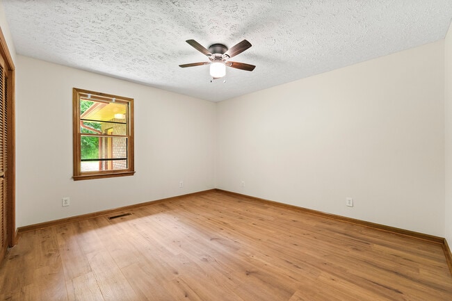 Building Photo - 105 McWhirter Pl
