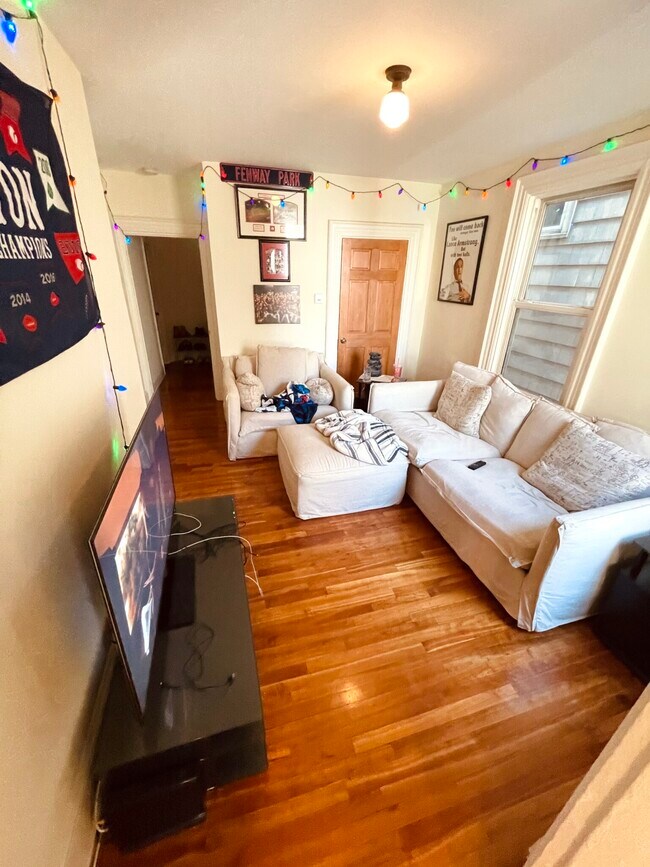 Building Photo - 216 Saratoga St