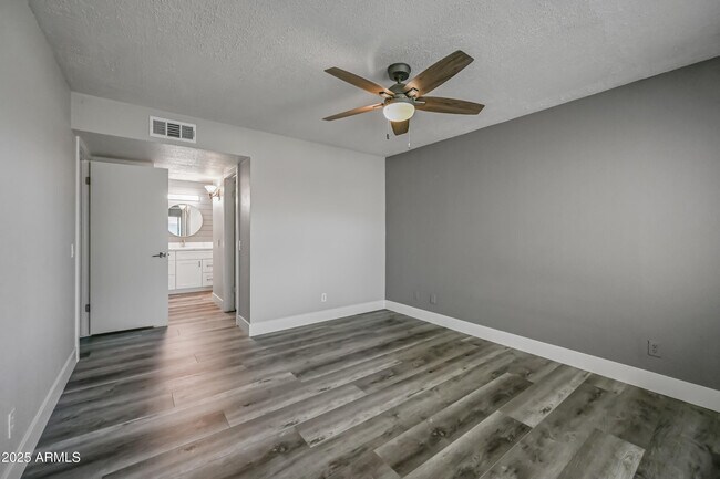 Building Photo - 2146 W Isabella Ave