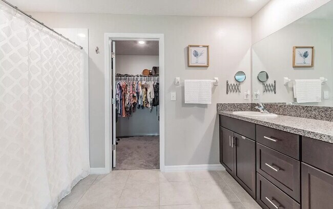 Building Photo - "Discover Spacious Comfort: 4-Bed, 2-Bath Gem in Riverview!"