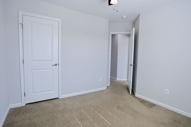 Building Photo - Move-in ready Townhome in Wenworth Green C...