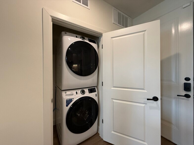 Building Photo - 3144 Gorge Way