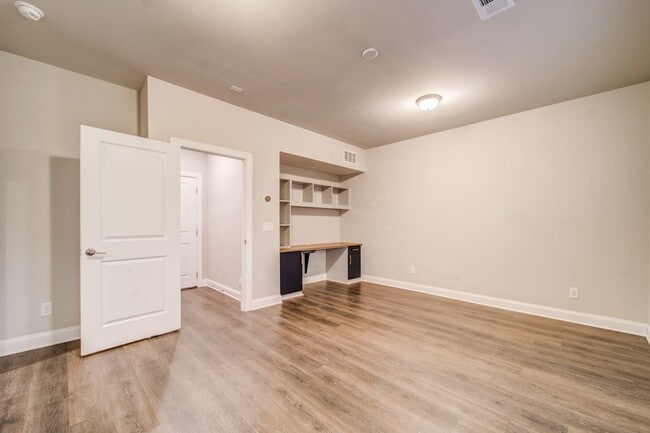 Building Photo - 1363 Harris Way S