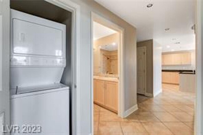 Building Photo - GORGEOUS DOWNTOWN HIGHRISE CONDO FOR LEASE!