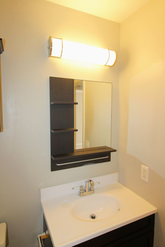 Building Photo - (Coming Soon) 2 Bedroom Condo In South Park!