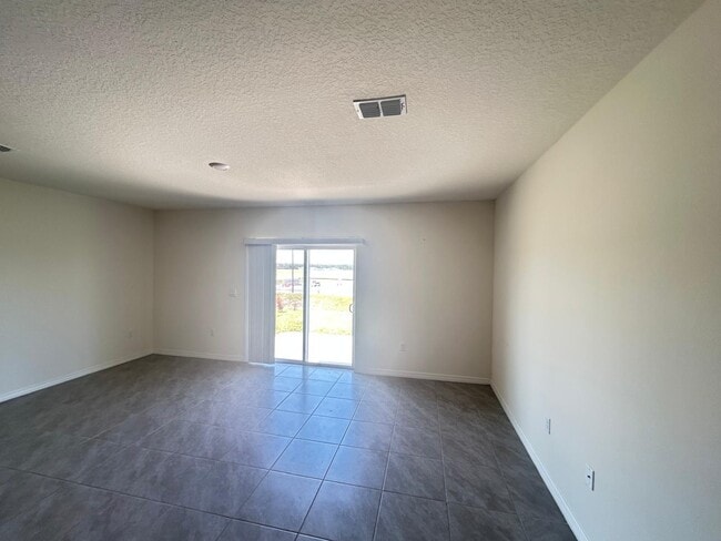 Building Photo - 2984 Skyline Lp