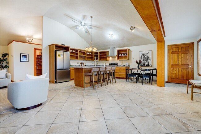 Building Photo - 2654 Whalen Rd