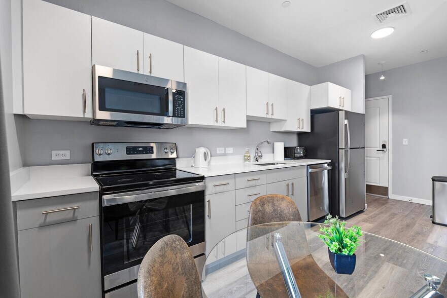 Building Photo - 95 Broadway