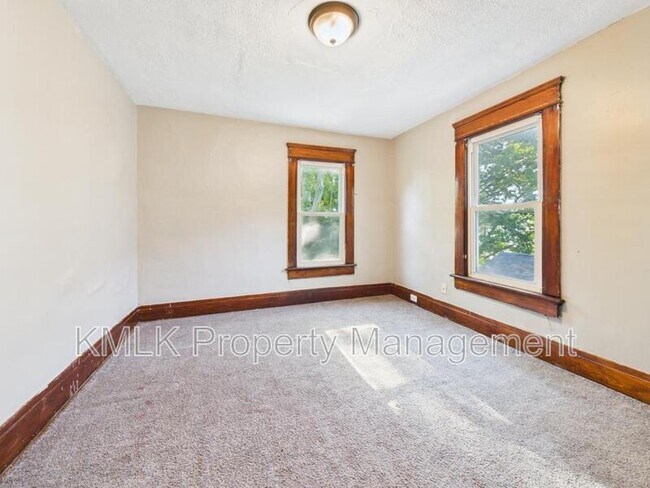 Building Photo - 701 Kling St