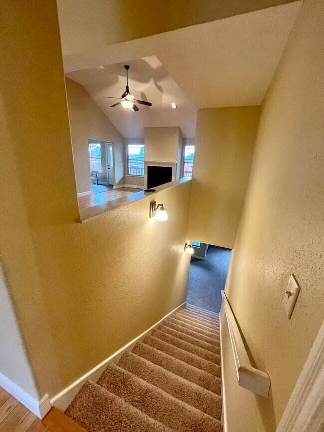 Building Photo - 5 bedroom and 3 bathroom two level house