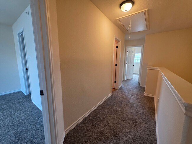 Building Photo - Town home for rent