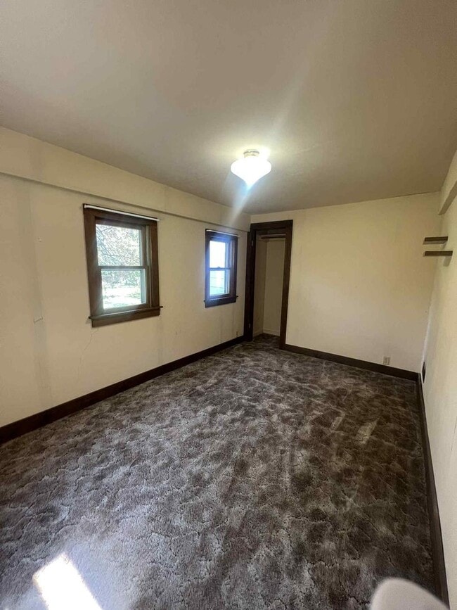 Building Photo - Charming 3 bedroom / 2 bathroom home with ...
