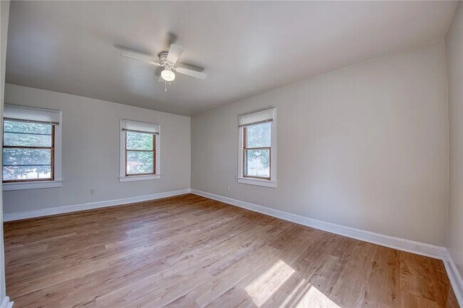 Building Photo - 204 Clarksville St