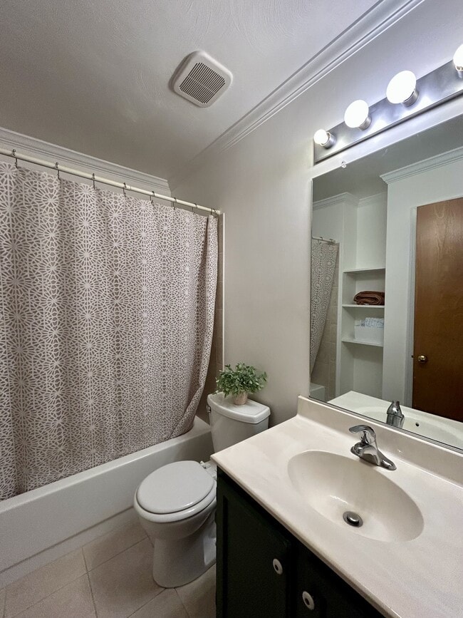 Building Photo - 1701 Everest Cir