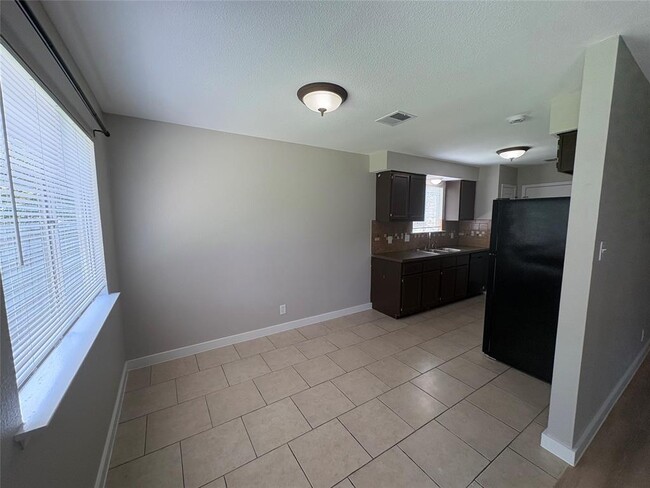 Building Photo - 817 Cactus Dr