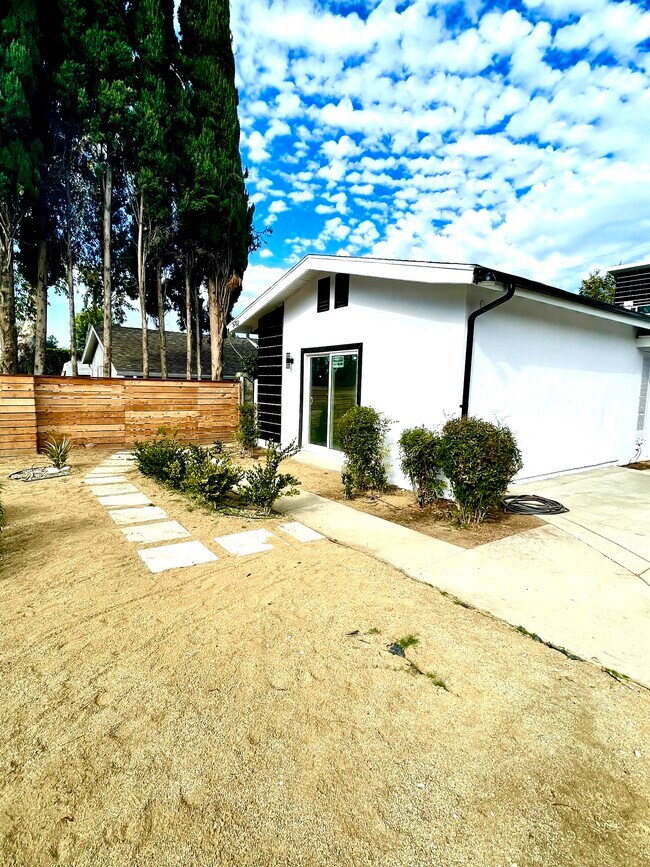 Building Photo - 5700 Vanalden Ave