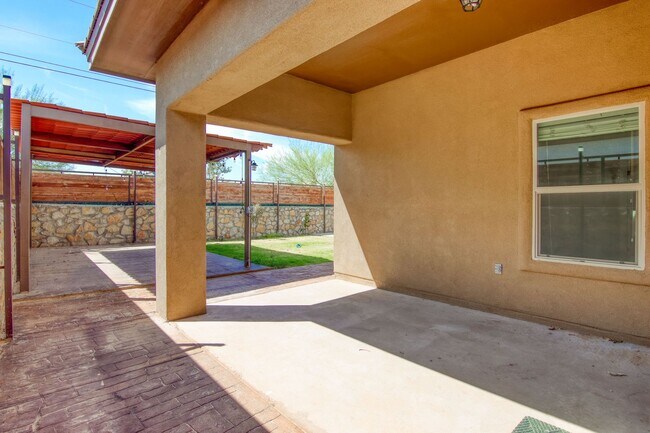 Building Photo - Beautiful East side House with 4 bed-2 baths