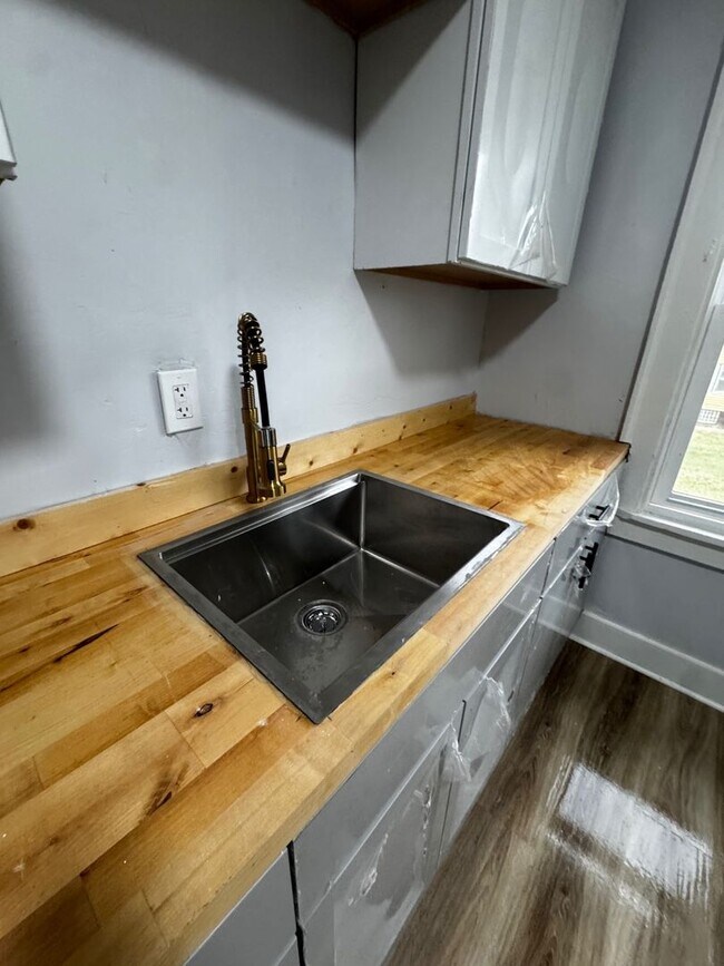 Building Photo - 11702 Tuscora Ave