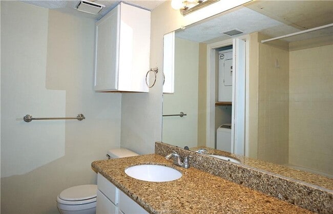 Building Photo - Available August!! One Bed, One Bath Downs...