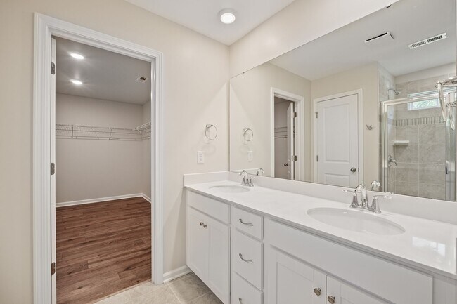 Building Photo - Stunning New Home in Enclave section Chateau
