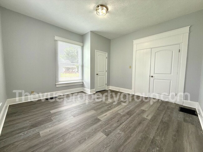 Building Photo - Remodeled 3 Bed, 2 Bath Home with Luxuriou...