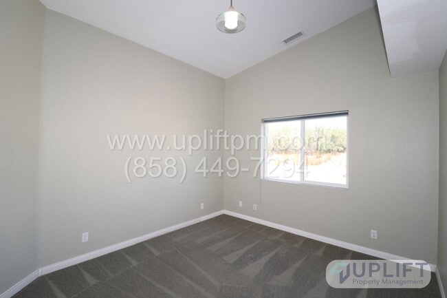 Building Photo - 3 Bed, 2 Bath House w/ 2-Car Garage, Central HVAC, Very Private